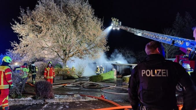 FW-SE: Carportbrand greift auf Wohngebäude über