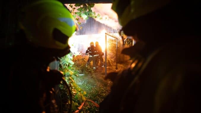 FW-SE: Einfamilienhaus in Henstedt-Ulzburg brennt komplett nieder