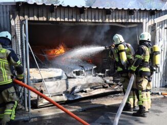 FW-SE: Feuer in Garage zerstört drei Autos