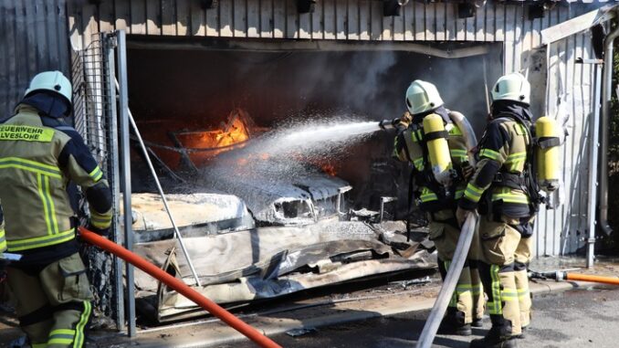 FW-SE: Feuer in Garage zerstört drei Autos