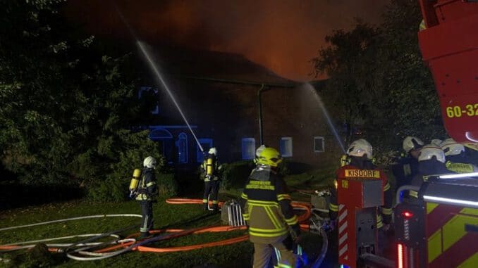 FW-SE: Feuer in einem landwirtschaftlichen Betrieb in Kisdorf