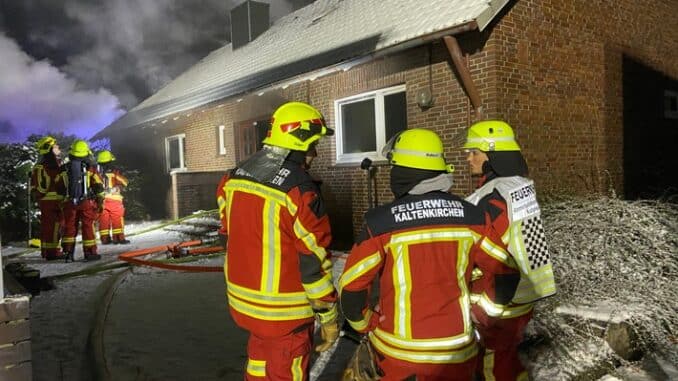 FW-SE: Feuer in einem leerstehenden Einfamilienhaus in Kaltenkirchen