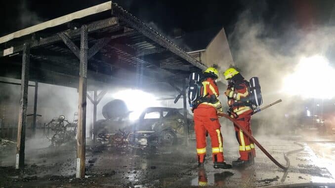 FW-SE: Feuer zerstört mehrere Fahrzeuge mit zwei Folgeeinsätzen