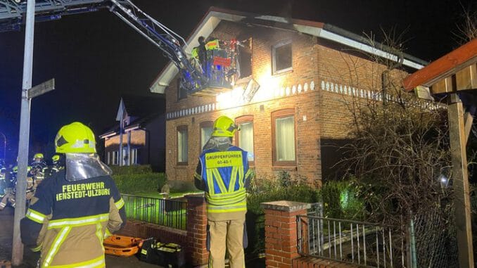 FW-SE: Feuerwehr rettet drei Personen aus brennendem Haus