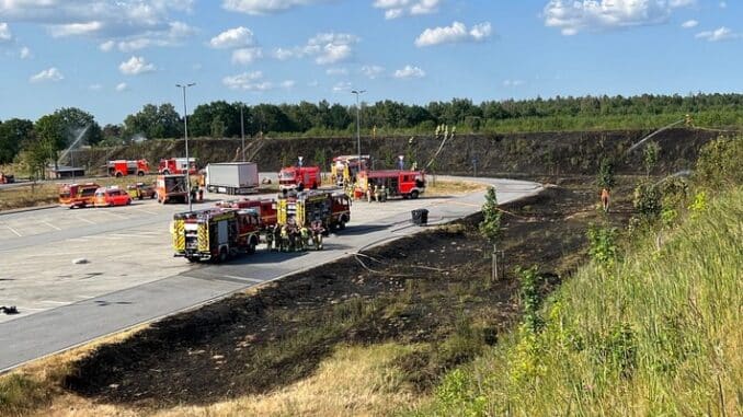 FW-SE: Flächenbrand auf der Autobahn bei Kaltenkirchen