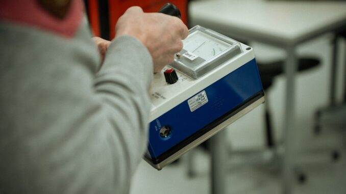 FW-SE: Gefahrgutzug Segeberg spendet Strahlungsmessgeräte an Schulen zur Förderung des naturwissenschaftlichen Unterrichts