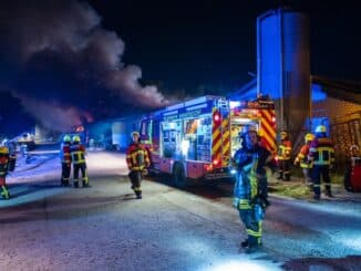 FW-SE: Großfeuer einer landwirtschaftlichen Lagerhalle beschäftigt die Feuerwehr