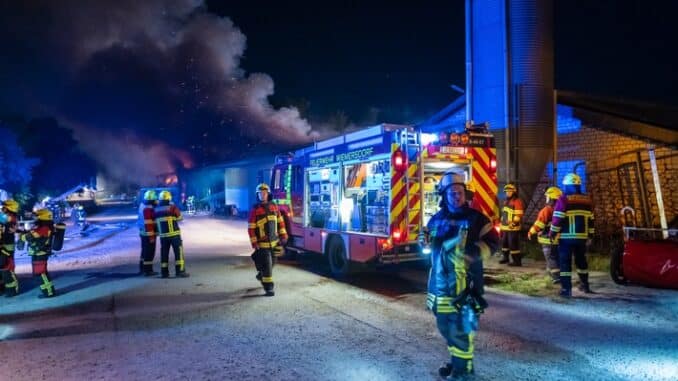 FW-SE: Großfeuer einer landwirtschaftlichen Lagerhalle beschäftigt die Feuerwehr