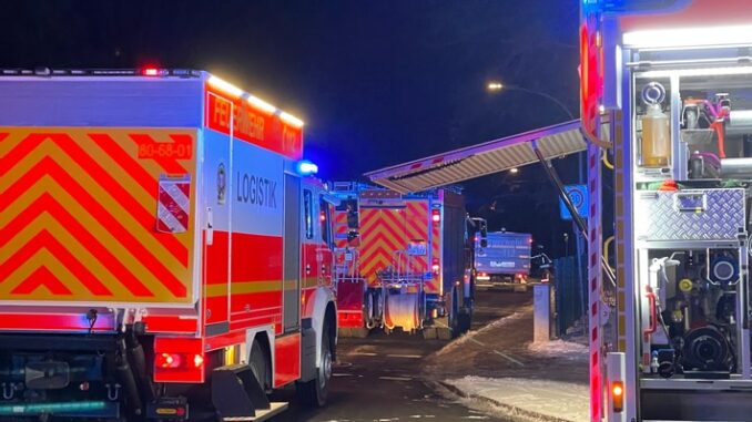 FW-SE: Kohleofen in Wohnung löst Großeinsatz aus