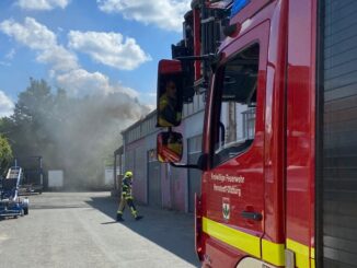 FW-SE: Schnelles Eingreifen der Feuerwehr verhindert Brand einer Lagerhalle