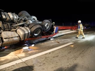 FW-SE: Schwertransport verunfallt auf der Bundesautobahn 7