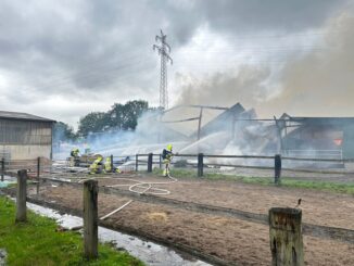 FW-SE: Strohbeladene Scheune brennt in Henstedt-Ulzburg komplett nieder