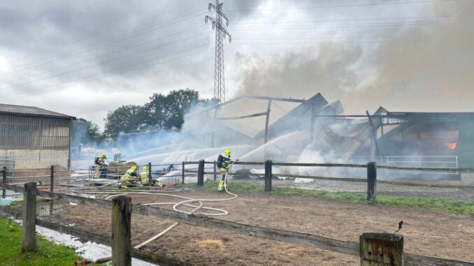 FW-SE: Strohbeladene Scheune brennt in Henstedt-Ulzburg komplett nieder