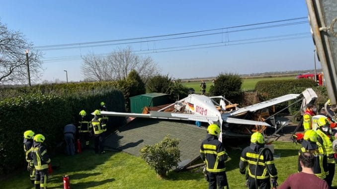 FW Sankt Augustin: Absturz eines Kleinflugzeuges in Hangelar - zwei verletzte Personen