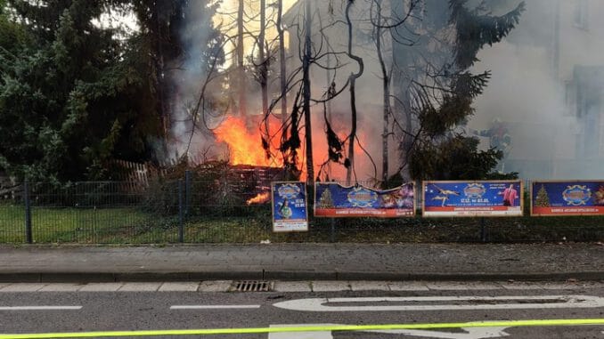 FW Sankt Augustin: Brennende Gartenlaube in Menden