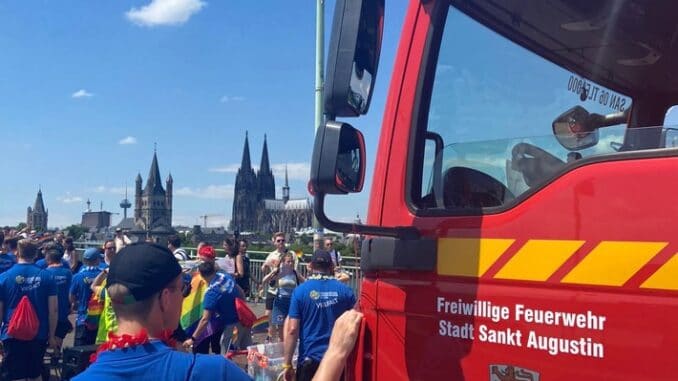 FW Sankt Augustin: Freiwillige Feuerwehr Sankt Augustin stellt Begleitfahrzeug für CSD-Parade + + + Einheit Buisdorf unterstützt Verband der Feuerwehren NRW