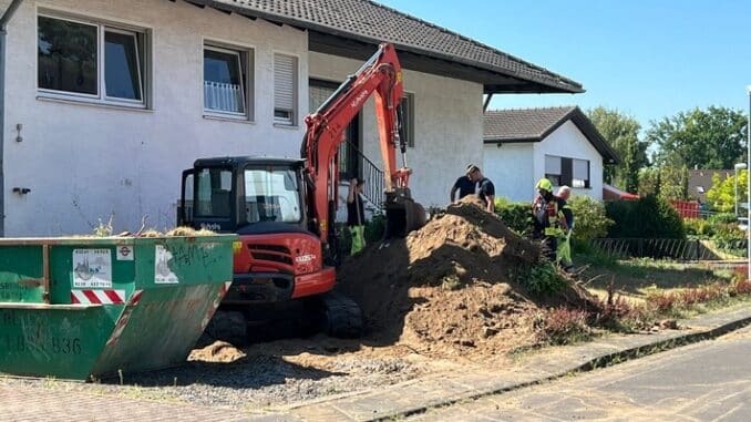 FW Sankt Augustin: Gasleitung bei Baggerarbeiten beschädigt - Gas tritt aus