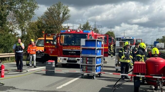 FW Sankt Augustin: Großeinsatz der Feuerwehr wegen vermeintlichen Gefahrstoffaustritt aus LKW