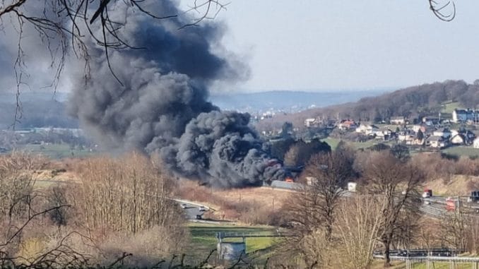 FW Sankt Augustin: LKW im Vollbrand auf der Autobahn A3