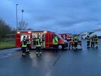 FW Sankt Augustin: Überörtliche Hilfeleistung für Flüchtlingsunterkunft in Köln (Messe) + + + Feuerwehr Sankt Augustin organisiert Bereitstellungsraum