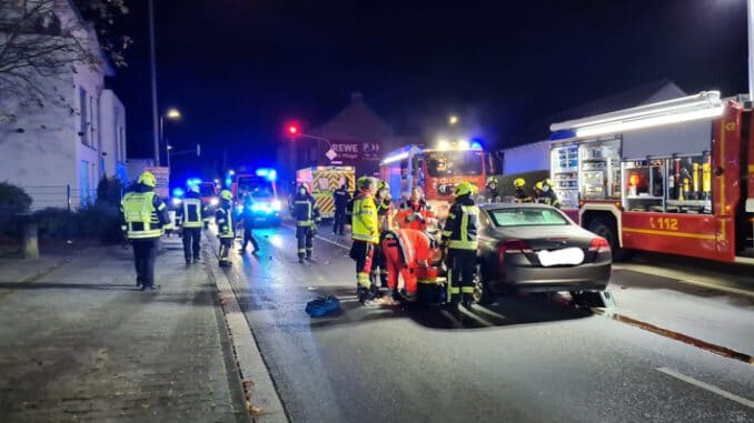 FW Sankt Augustin: Verkehrsunfall: PKW fährt auf RTW auf