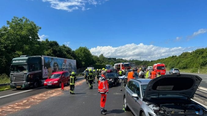 FW Sankt Augustin: Verkehrsunfall mit drei Verletzten auf Autobahn A3