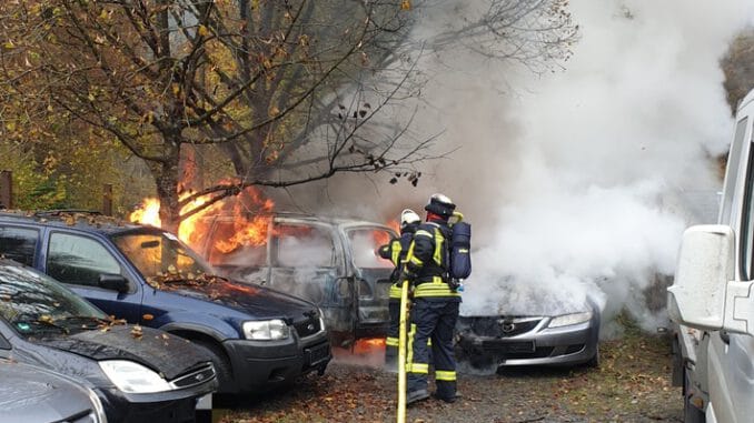 FW Schalksmühle: Mehrere brennende PKW