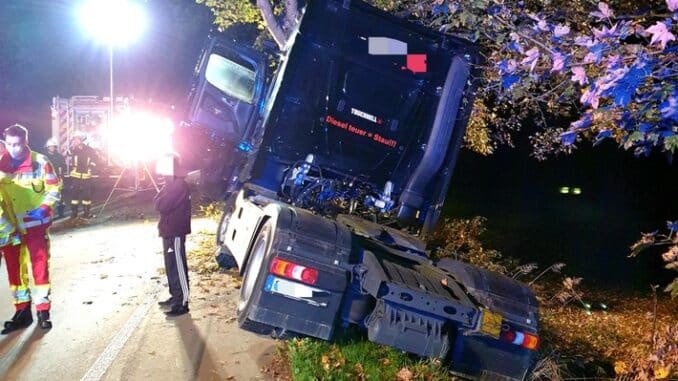 FW Schalksmühle: Verkehrsunfall - LKW prallt gegen Baum