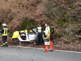 FW Schalksmühle: Verkehrsunfall auf der Volmestraße - technische Rettung durch Feuerwehr