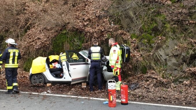 FW Schalksmühle: Verkehrsunfall auf der Volmestraße - technische Rettung durch Feuerwehr