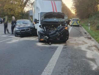 FW-Schermbeck: Betriebsmittel laufen nach Verkehrsunfall aus