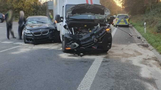FW-Schermbeck: Betriebsmittel laufen nach Verkehrsunfall aus