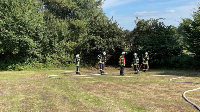FW-Schermbeck: Brennender Grashaufen