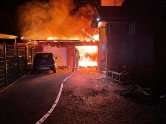 FW-Schermbeck: Doppelgaragenbrand