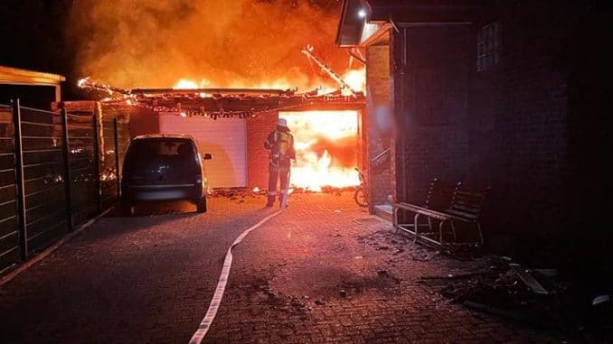 FW-Schermbeck: Doppelgaragenbrand