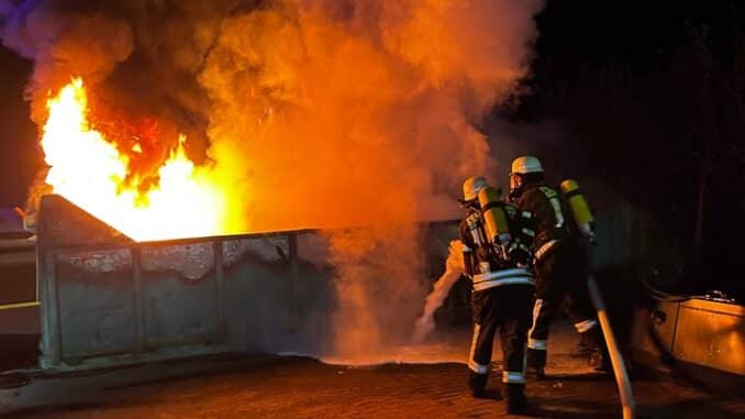 FW-Schermbeck: Gemeldeter Gewerbe-/Industriehallenbrand