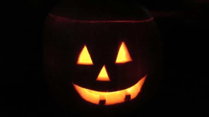 FW-Schermbeck: Halloweenbeleuchtung mit Feuerschein verwechselt