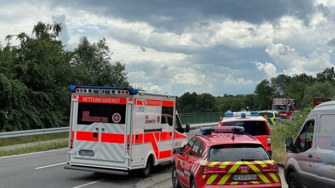 FW-Schermbeck: Person in Wasser