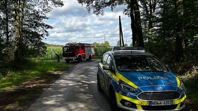 FW-Schermbeck: Telefonmast auf Fahrbahn