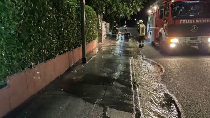 FW-Schermbeck: Wasserrohrbruch auf der Maassenstraße