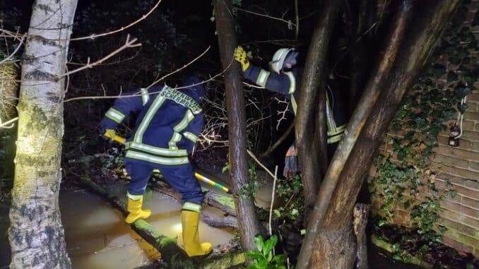 FW-Schermbeck: Wasserschaden durch gestauten Bach