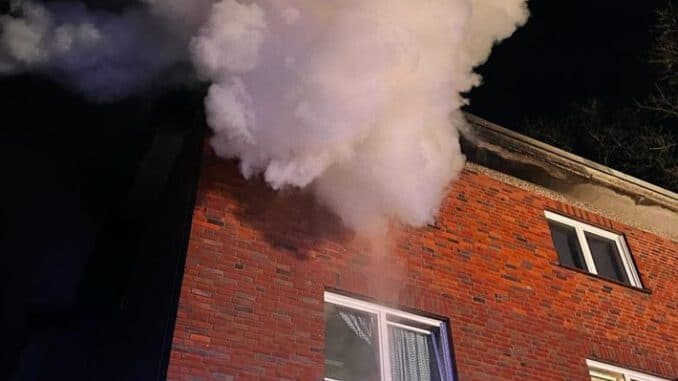 FW-Schermbeck: Zimmerbrand in voller Ausdehnung