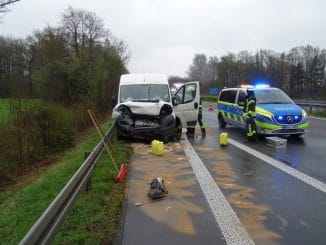 FW Sonsbeck: Auslaufende Betriebsmittel nach Verkehrsunfall auf der A57