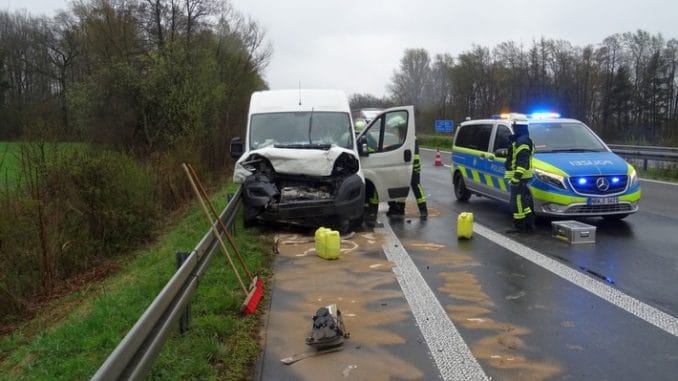 FW Sonsbeck: Auslaufende Betriebsmittel nach Verkehrsunfall auf der A57