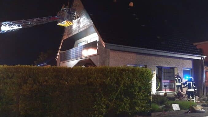 FW Sonsbeck: Brand auf dem Dachboden eines Einfamilienhauses