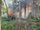 FW Sonsbeck: Brand eines Bauwagens und eines Schuppens im Wald