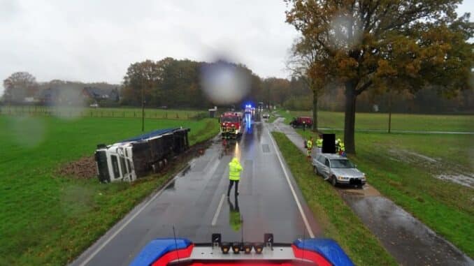 FW Sonsbeck: Verkehrsunfall mit drei Verletzten und umgestürztem LKW