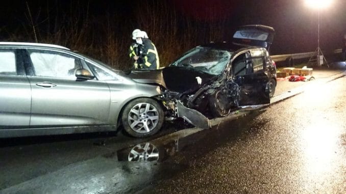 FW Sonsbeck: Verkehrsunfall mit mehreren PKW auf der A57 - ManV-Alarm ausgelöst