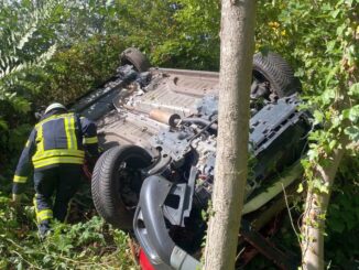 FW Sonsbeck: Zwei Verletzte nach Fahrzeug-Überschlag auf der A57