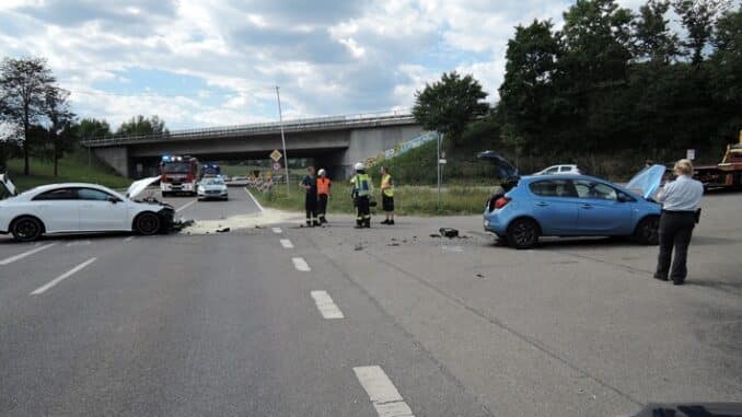 FW Stockach: Auslaufende Betriebsstoffe nach Verkersunfall
